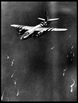 Debarquement en Normandie du 6 juin 1944 (Jour J ou D Day) : Un B-26 Marauder americain survolant la flotte d invasion alliee. Photographie du 6 juin 1944. RECORD DATE NOT STATED *** Normandy landings, June 6, 1944 D-Day An American B 26 Marauder flying over the Allied invasion fleet Photograph of June 6, 1944 RECORD DATE NOT STATED  Copyright: x usis-dite opale.photox