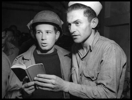 Preparation du debarquement en Normandie du 6 juin 1944 (Jour J ou D Day) : un soldat et un matelot americain participe a l office religieux a bord d un bateau. Grande Bretagne, photographie du 5 juin 1944. RECORD DATE NOT STATED *** Preparation for the Normandy landings on June 6, 1944 D-Day an American soldier and sailor take part in a religious service on board a ship Great Britain, photograph of June 5, 1944 RECORD DATE NOT STATED  Copyright: x usis-dite opale.photox