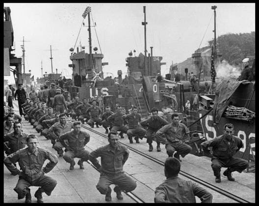 Preparation du debarquement en Normandie du 6 juin 1944 (Jour J ou D Day) : membres de troupes d assaut americaines faisant des exercices d assouplissement a bord d un LCT avant leur depart pour les cotes normandes. Angleterre, photographie du 5 juin 1944. RECORD DATE NOT STATED *** Preparing for the Normandy landings on June 6, 1944 D-Day American storm troopers doing stretching exercises aboard an LCT before departing for the Normandy coast England, photograph of June 5, 1944 RECORD DATE NOT STATED  Copyright: x usis-dite opale.photox