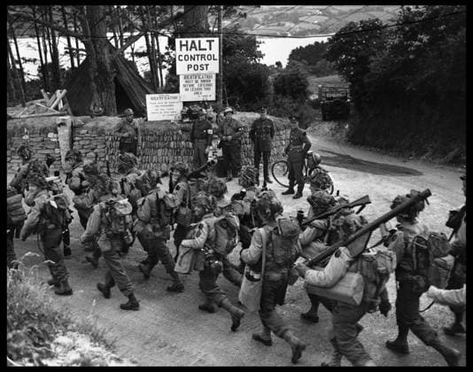 Preparation du debarquement en Normandie du 6 juin 1944 (Jour J ou D Day) : un groupe de soldats americains en route vers un port britannique ou ils vont s embarquer vers les cotes normandes. Photographie du 3 juin 1944. RECORD DATE NOT STATED *** Preparation for the Normandy landings on June 6, 1944 D-Day a group of American soldiers on their way to a British port where they will embark for the Normandy coast Photograph taken on June 3, 1944 RECORD DATE NOT STATED  Copyright: x usis-dite opale.photox