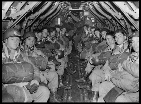 Preparation du debarquement en Normandie du 6 juin 1944 (Jour J ou D Day) : parachutistes americains d une division aeroportee dans la carlingue d un C47 avant leur envol pour sauter au dessus de la Normandie. Grande Bretagne, photographie du 5 juin 1944. RECORD DATE NOT STATED *** Preparation for the Normandy landings on June 6, 1944 D-Day American paratroopers from an airborne division in the cabin of a C47 before taking off to jump over Normandy Great Britain, photograph of June 5, 1944 RECORD DATE NOT STATED  Copyright: x usis-dite opale.photox