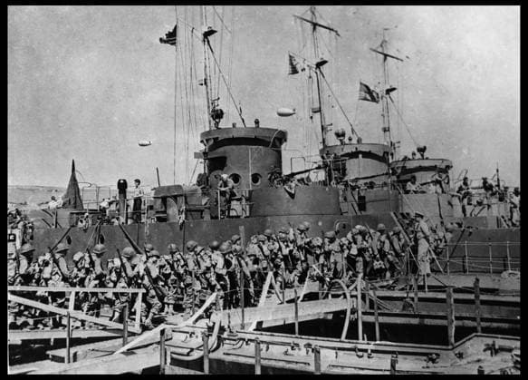 Preparation du debarquement en Normandie du 6 juin 1944 (Jour J ou D Day) : des soldats de l armee americaine embarquent sur un LCI en direction des plages de Normandie. Grande Bretagne, photographie prise vers le 3 juin 1944. RECORD DATE NOT STATED *** Preparation for the Normandy landings on June 6, 1944 D-Day soldiers of the American army board an LCI bound for the beaches of Normandy Great Britain, photograph taken around June 3, 1944 RECORD DATE NOT STATED  Copyright: x usis-dite opale.photox