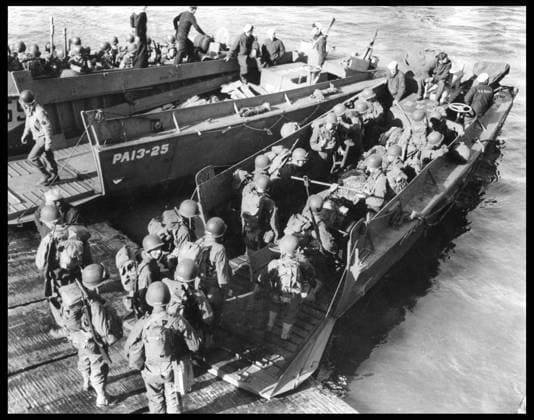 Preparation du debarquement en Normandie du 6 juin 1944 (Jour J ou D Day) : embarquement des troupes americaines sur les barges dans un port anglais le 5 juin 1944. Photographie. RECORD DATE NOT STATED *** Preparation for the Normandy landings on June 6, 1944 D or D Day American troops embark on barges in an English port on June 5, 1944 Photograph RECORD DATE NOT STATED  Copyright: x usis-dite opale.photox