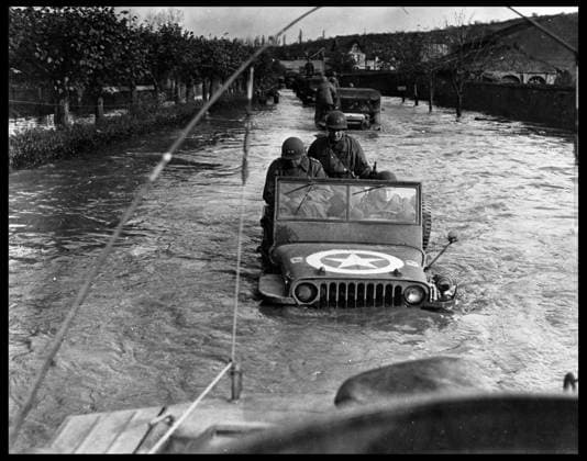 Deuxieme Guerre Mondiale (1939-1945) : Pont a Mousson (Moselle) France Octobre 1944 - La jeep du General John Millikin (1888-1970) (commandant du 3e Corps de la IIIe US Army) dans une rue inondee de la ville RECORD DATE NOT STATED *** World War II 1939 1945 Pont a Mousson Moselle France October 1944 The jeep of General John Millikin 1888 1970 commander of the 3rd Corps of the III US Army in a flooded city street RECORD DATE NOT STATED  Copyright: x usis-dite opale.photox