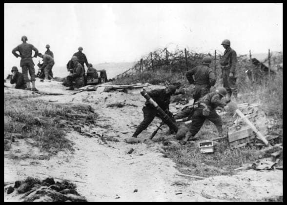 Debarquement en Normandie du 6 juin 1944 (Jour J ou D Day) : sur les hauteurs de la plage d Omaha Beach, le long d une cloture de barbeles, a gauche des serveurs de mortiers du 81st Chemical Mortar Bn attache au V US Corps puis attache a la 1st US ID et a droite, la mise en batterie par une seconde equipe d un mortier 4.2 ; on voit le gunner en train de controler la position du tube avec le niveau a angle . Normandie, France, 6 Juin 1944. Photographie RECORD DATE NOT STATED *** Normandy landings, June 6, 1944 D-Day on the heights of Omaha Beach, along a barbed wire fence, on the left, mortar servers of the 81st Chemical Mortar Bn attached to the V US Corps then attached to the 1st US ID and on the right, the setting in battery by a secon  Copyright: x usis-dite opale.photox