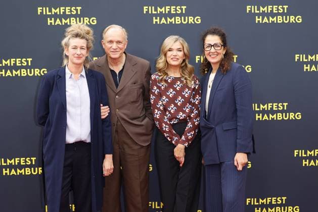 Regisseurin Neele Leana Vollmar, Anke Engelke, Ulrich Tukur und Filmfest-Chefin Malika Rabahallah bei der Dann passiert das Leben Film Premiere am 3.10.2025 im Rahmen vom 33. Filmfest in Hamburg Anke Engelkes öDann passiert das Leben Filmpremiere beim Filmfest in Hamburg *** Director Neele Leana Vollmar, Anke Engelke, Ulrich Tukur and Filmfest head Malika Rabahallah at the Dann passiert das Leben film premiere on 3 10 2025 as part of the 33 Filmfest in Hamburg Anke Engelkes öDann passiert das Leben film premiere at the Filmfest in Hamburg 