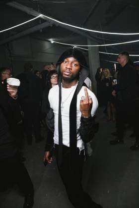 Omah Lay au Front Row du défilé VETEMENTS Collection Femme Prêt à Porter Printemps Eté 2026 lors de la Fashion Week de Paris PFW , au 22 Avenue des Champs Élysées à Paris, France, le 3 octobre 2025 Sam Delpech Bestimage Front Row VETEMENTS fashion show as part of Spring Summer 2026 Paris Fashion Week on October 03, 2025 in Paris, France Paris France  Copyright: xSamxDelpechx xBestimagexSamxDelpechx xBestimagex