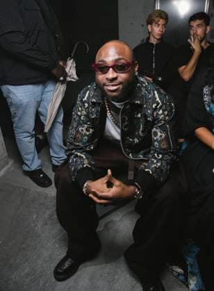 Davido au Front Row du défilé VETEMENTS Collection Femme Prêt à Porter Printemps Eté 2026 lors de la Fashion Week de Paris PFW , au 22 Avenue des Champs Élysées à Paris, France, le 3 octobre 2025 Sam Delpech Bestimage Front Row VETEMENTS fashion show as part of Spring Summer 2026 Paris Fashion Week on October 03, 2025 in Paris, France Paris France  Copyright: xSamxDelpechx xBestimagexSamxDelpechx xBestimagex