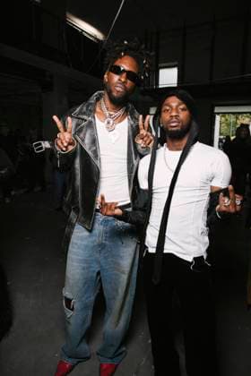 Saint Jhn et Omah Lay au Front Row du défilé VETEMENTS Collection Femme Prêt à Porter Printemps Eté 2026 lors de la Fashion Week de Paris PFW , au 22 Avenue des Champs Élysées à Paris, France, le 3 octobre 2025 Sam Delpech Bestimage Front Row VETEMENTS fashion show as part of Spring Summer 2026 Paris Fashion Week on October 03, 2025 in Paris France Paris France  Copyright: xSamxDelpechx xBestimagexSamxDelpechx xBestimagex