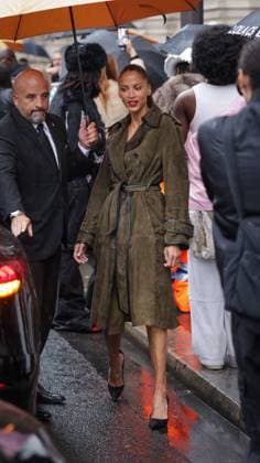 Noémie Lenoir à la sortie du défilé Nina Ricci Collection Femme Prêt à Porter Printemps Eté 2026 lors de la Fashion Week de Paris, le 3 octobre 2025 Celebrities at Nina Ricci Women Ready to Wear Spring Summer 2026 Collection fashion show, during Paris Fashion Week, on October 3rd, 2025 Paris France  Copyright: xJulienxSarkissianx xBestimagexJulienxSarkissianx xBestimagex