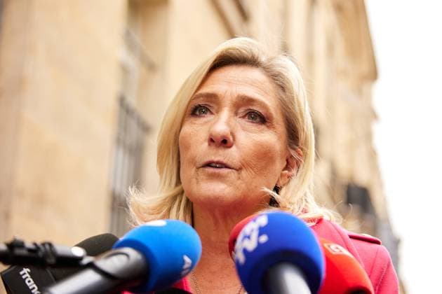 Politics In France President Of Rassemblement National Parliamentary Group Marine Le Pen Arrives To Speaks To The Media After A Meeting With French Prime Minister Sebastien Lecornu At The Hotel Matignon In Paris, On October 3, 2025, During A Round Of Consultations With Political Parties Ahead Of The Announcement Of The New Government. Paris France  Copyright: xAdnanxFarzatx originalFilename: farzat-notitle251003_npced.jpg