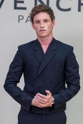 Eddie Redmayne at the photocall of the Givenchy Collection Femme Prêt à Porter Printemps Eté 2026 fashion show as part of Paris Fashion Week PFW , at the Hôtel National des Invalides, in Paris, France, October 03, 2025 Olivier Borde Bestimage Photocall Givenchy fashion show as part of Spring Summer 2026 Paris Fashion Week on October 03, 2025 in Paris, France Paris France  Copyright: xOLIVIERxBORDEx xBESTIMAGExOLIVIERxBORDEx xBESTIMAGEx