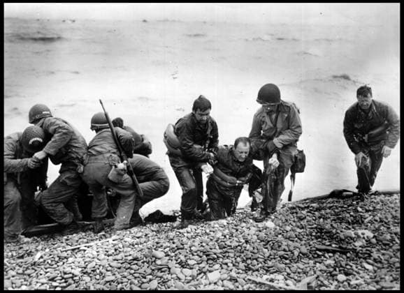 Debarquement en Normandie du 6 juin 1944 (Jour J) (WWII - Normandy landings (D Day) : Des soldats americains survivants d une barge de debarquement coulee par l ennemi arrivent sur la plage d Omaha Beach dans leur canot de sauvetage - Photographie 6 juin 1944 RECORD DATE NOT STATED *** Debarquement en Normandie du 6 juin 1944 Jour J WWII Normandy landings D Day Surviving American soldiers from a landing craft sunk by the enemy arrive on Omaha Beach in their lifeboat Photograph 6 juin 1944 RECORD DATE NOT STATED  Copyright: x usis-dite opale.photox
