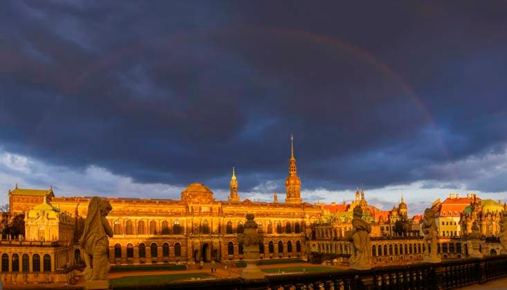 Altstadt Zwinger im Abendlicht vor dunklem Himmel. mit Regenbogen. Dresden Sachsen Deutschland