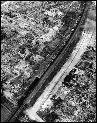Deuxieme guerre mondiale (1939-1945) : Hiroshima (Japon) 6 septembre 1945 - Un train de wagons de marchandises charge de refugies traverse la ville devastee par la premiere bombe atomique le 6 aout 1945 RECORD DATE NOT STATED *** World War II 1939 1945 Hiroshima Japan September 6, 1945 A freight train loaded with refugees passes through the city devastated by the first atomic bomb on August 6, 1945 RECORD DATE NOT STATED  Copyright: x usis-dite opale.photox