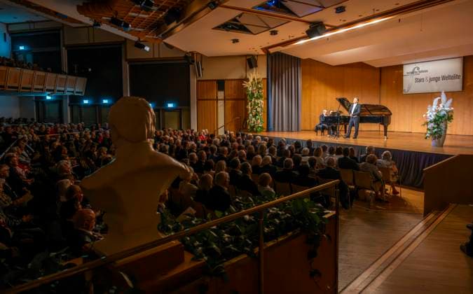 30.09.2025, Internationales Klassikfestival: Festival der Nationen 2025, im Kurhaus Bad Wörishofen (Unterallgäu), Sonderkonzert mit Startenor Jonas Kaufmann. Liederabend mit seinem Klavierpartner Helmut Deutsch. Übersicht in den vollbesetzten Kursaal mit der Kineipp-Büste. 30.09.2025, Klassikfestival Bad Wörishofen 30.09.2025, Klassikfestival Bad Wörishofen
