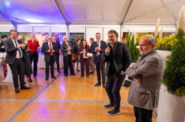 30.09.2025, Internationales Klassikfestival: Festival der Nationen 2025, im Kurhaus Bad Wörishofen (Unterallgäu), Sonderkonzert mit Startenor Jonas Kaufmann. Liederabend mit seinem Klavierpartner Helmut Deutsch. Intendant Winfried Roch (li, Türkheim) und Jonas Kaufmann (mitte) beim anschliessenden Meet and Greet im VIP-Zelt. 30.09.2025, Klassikfestival Bad Wörishofen 30.09.2025, Klassikfestival Bad Wörishofen