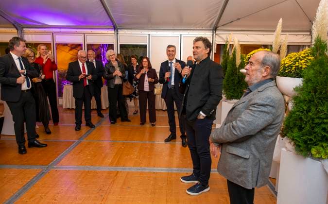 30.09.2025, Internationales Klassikfestival: Festival der Nationen 2025, im Kurhaus Bad Wörishofen (Unterallgäu), Sonderkonzert mit Startenor Jonas Kaufmann. Liederabend mit seinem Klavierpartner Helmut Deutsch. Intendant Winfried Roch (li, Türkheim) und Jonas Kaufmann (mitte) beim anschliessenden Meet and Greet im VIP-Zelt. 30.09.2025, Klassikfestival Bad Wörishofen 30.09.2025, Klassikfestival Bad Wörishofen