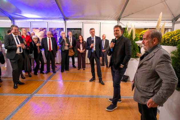 30.09.2025, Internationales Klassikfestival: Festival der Nationen 2025, im Kurhaus Bad Wörishofen (Unterallgäu), Sonderkonzert mit Startenor Jonas Kaufmann. Liederabend mit seinem Klavierpartner Helmut Deutsch. Intendant Winfried Roch (li, Türkheim) und Jonas Kaufmann (mitte) beim anschliessenden Meet and Greet im VIP-Zelt. 30.09.2025, Klassikfestival Bad Wörishofen 30.09.2025, Klassikfestival Bad Wörishofen