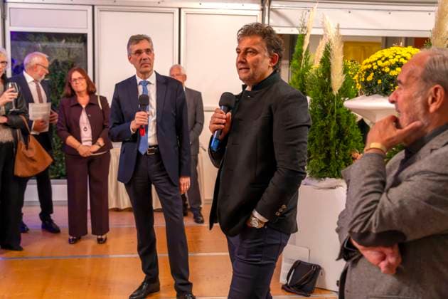 30.09.2025, Internationales Klassikfestival: Festival der Nationen 2025, im Kurhaus Bad Wörishofen (Unterallgäu), Sonderkonzert mit Startenor Jonas Kaufmann. Liederabend mit seinem Klavierpartner Helmut Deutsch. Intendant Winfried Roch (li, Türkheim) und Jonas Kaufmann (mitte) beim anschliessenden Meet and Greet im VIP-Zelt. 30.09.2025, Klassikfestival Bad Wörishofen 30.09.2025, Klassikfestival Bad Wörishofen