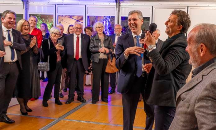 30.09.2025, Internationales Klassikfestival: Festival der Nationen 2025, im Kurhaus Bad Wörishofen (Unterallgäu), Sonderkonzert mit Startenor Jonas Kaufmann. Liederabend mit seinem Klavierpartner Helmut Deutsch. Intendant Winfried Roch (li, Türkheim) und Jonas Kaufmann (mitte) beim anschliessenden Meet and Greet im VIP-Zelt, lachen über die Farben Blau und Rot der Mikrofone, der Startenor ist FC Bayern Fan und wundert sich über das Blau an seinem Mikrofon und wechselt dies aus. 30.09.2025, Klassikfestival Bad Wörishofen 30.09.2025, Klassikfestival Bad Wörishofen