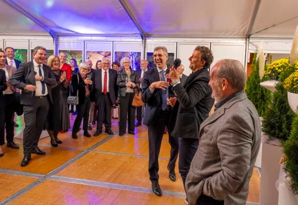 30.09.2025, Internationales Klassikfestival: Festival der Nationen 2025, im Kurhaus Bad Wörishofen (Unterallgäu), Sonderkonzert mit Startenor Jonas Kaufmann. Liederabend mit seinem Klavierpartner Helmut Deutsch. Intendant Winfried Roch (li, Türkheim) und Jonas Kaufmann (mitte) beim anschliessenden Meet and Greet im VIP-Zelt, lachen über die Farben Blau und Rot der Mikrofone, der Startenor ist FC Bayern Fan und wundert sich über das Blau an seinem Mikrofon und wechselt dies aus. 30.09.2025, Klassikfestival Bad Wörishofen 30.09.2025, Klassikfestival Bad Wörishofen