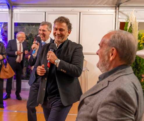 30.09.2025, Internationales Klassikfestival: Festival der Nationen 2025, im Kurhaus Bad Wörishofen (Unterallgäu), Sonderkonzert mit Startenor Jonas Kaufmann. Liederabend mit seinem Klavierpartner Helmut Deutsch. Intendant Winfried Roch (li, Türkheim) und Jonas Kaufmann (mitte) beim anschliessenden Meet and Greet im VIP-Zelt. 30.09.2025, Klassikfestival Bad Wörishofen 30.09.2025, Klassikfestival Bad Wörishofen