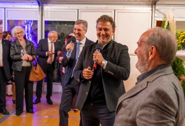 30.09.2025, Internationales Klassikfestival: Festival der Nationen 2025, im Kurhaus Bad Wörishofen (Unterallgäu), Sonderkonzert mit Startenor Jonas Kaufmann. Liederabend mit seinem Klavierpartner Helmut Deutsch. Intendant Winfried Roch (li, Türkheim) und Jonas Kaufmann (mitte) beim anschliessenden Meet and Greet im VIP-Zelt. 30.09.2025, Klassikfestival Bad Wörishofen 30.09.2025, Klassikfestival Bad Wörishofen