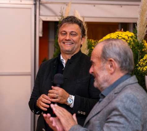 30.09.2025, Internationales Klassikfestival: Festival der Nationen 2025, im Kurhaus Bad Wörishofen (Unterallgäu), Sonderkonzert mit Startenor Jonas Kaufmann. Liederabend mit seinem Klavierpartner Helmut Deutsch. Jonas Kaufmann (li) beim anschliessenden Meet and Greet im VIP-Zelt. 30.09.2025, Klassikfestival Bad Wörishofen 30.09.2025, Klassikfestival Bad Wörishofen