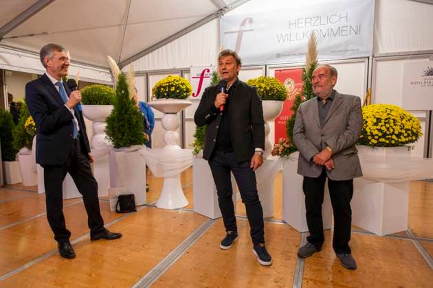 30.09.2025, Internationales Klassikfestival: Festival der Nationen 2025, im Kurhaus Bad Wörishofen (Unterallgäu), Sonderkonzert mit Startenor Jonas Kaufmann. Liederabend mit seinem Klavierpartner Helmut Deutsch. Intendant Winfried Roch (li, Türkheim) und Jonas Kaufmann (mitte) beim anschliessenden Meet and Greet im VIP-Zelt. 30.09.2025, Klassikfestival Bad Wörishofen 30.09.2025, Klassikfestival Bad Wörishofen