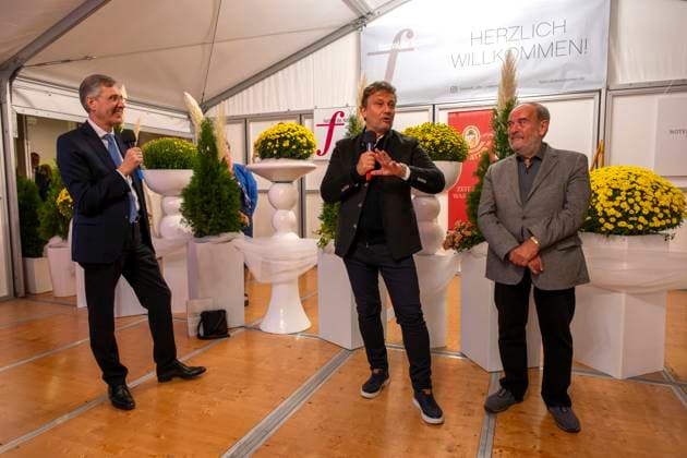 30.09.2025, Internationales Klassikfestival: Festival der Nationen 2025, im Kurhaus Bad Wörishofen (Unterallgäu), Sonderkonzert mit Startenor Jonas Kaufmann. Liederabend mit seinem Klavierpartner Helmut Deutsch. Intendant Winfried Roch (li, Türkheim) und Jonas Kaufmann (mitte) beim anschliessenden Meet and Greet im VIP-Zelt. 30.09.2025, Klassikfestival Bad Wörishofen 30.09.2025, Klassikfestival Bad Wörishofen