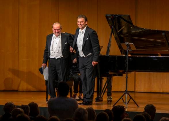 30.09.2025, Internationales Klassikfestival: Festival der Nationen 2025, im Kurhaus Bad Wörishofen (Unterallgäu), Sonderkonzert mit Startenor Jonas Kaufmann (re). Liederabend mit seinem Klavierpartner Helmut Deutsch. 30.09.2025, Klassikfestival Bad Wörishofen 30.09.2025, Klassikfestival Bad Wörishofen