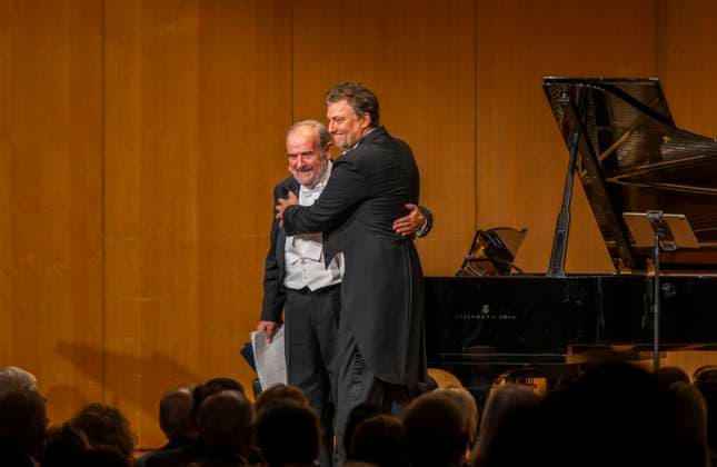 30.09.2025, Internationales Klassikfestival: Festival der Nationen 2025, im Kurhaus Bad Wörishofen (Unterallgäu), Sonderkonzert mit Startenor Jonas Kaufmann (re). Liederabend mit seinem Klavierpartner Helmut Deutsch. 30.09.2025, Klassikfestival Bad Wörishofen 30.09.2025, Klassikfestival Bad Wörishofen