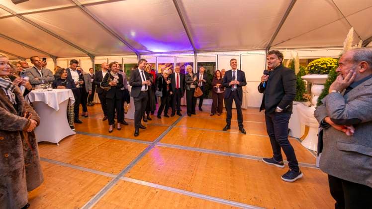 30.09.2025, Internationales Klassikfestival: Festival der Nationen 2025, im Kurhaus Bad Wörishofen (Unterallgäu), Sonderkonzert mit Startenor Jonas Kaufmann. Liederabend mit seinem Klavierpartner Helmut Deutsch. Intendant Winfried Roch (mitte, Türkheim) und Jonas Kaufmann (re) beim anschliessenden Meet and Greet im VIP-Zelt. 30.09.2025, Klassikfestival Bad Wörishofen 30.09.2025, Klassikfestival Bad Wörishofen