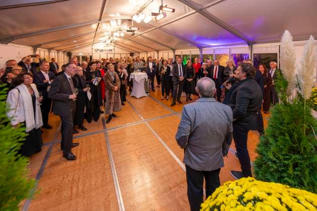 30.09.2025, Internationales Klassikfestival: Festival der Nationen 2025, im Kurhaus Bad Wörishofen (Unterallgäu), Sonderkonzert mit Startenor Jonas Kaufmann. Liederabend mit seinem Klavierpartner Helmut Deutsch. Intendant Werner Roch (li, Türkheim) und Jonas Kaufmann (re) beim anschliessenden Meet and Greet im VIP-Zelt. 30.09.2025, Klassikfestival Bad Wörishofen 30.09.2025, Klassikfestival Bad Wörishofen