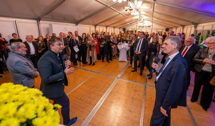 30.09.2025, Internationales Klassikfestival: Festival der Nationen 2025, im Kurhaus Bad Wörishofen (Unterallgäu), Sonderkonzert mit Startenor Jonas Kaufmann. Liederabend mit seinem Klavierpartner Helmut Deutsch. Intendant Winfried Roch (re, Türkheim) und Jonas Kaufmann (li) beim anschliessenden Meet and Greet im VIP-Zelt. 30.09.2025, Klassikfestival Bad Wörishofen 30.09.2025, Klassikfestival Bad Wörishofen