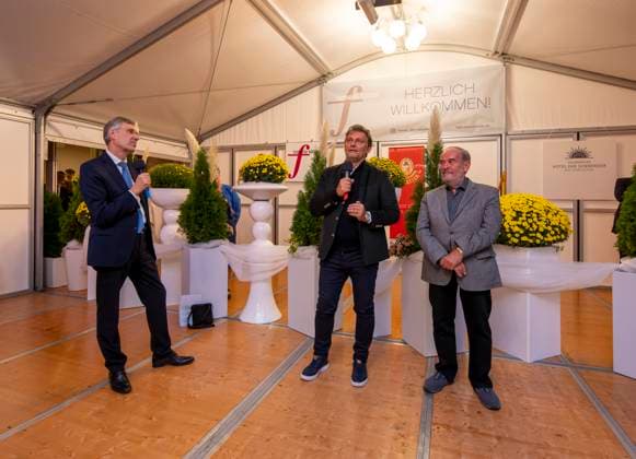 30.09.2025, Internationales Klassikfestival: Festival der Nationen 2025, im Kurhaus Bad Wörishofen (Unterallgäu), Sonderkonzert mit Startenor Jonas Kaufmann. Liederabend mit seinem Klavierpartner Helmut Deutsch. Intendant Winfried Roch (li, Türkheim) und Jonas Kaufmann (mitte) beim anschliessenden Meet and Greet im VIP-Zelt. 30.09.2025, Klassikfestival Bad Wörishofen 30.09.2025, Klassikfestival Bad Wörishofen