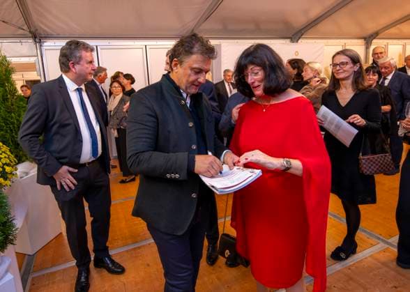 30.09.2025, Internationales Klassikfestival: Festival der Nationen 2025, im Kurhaus Bad Wörishofen (Unterallgäu), Sonderkonzert mit Startenor Jonas Kaufmann. Nach dem Konzert Meet and Greet im VIP-Zelt. Jonas Kaufmann gibt Autogramme. 30.09.2025, Klassikfestival Bad Wörishofen 30.09.2025, Klassikfestival Bad Wörishofen