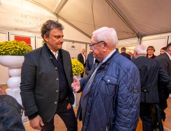 30.09.2025, Internationales Klassikfestival: Festival der Nationen 2025, im Kurhaus Bad Wörishofen (Unterallgäu), Sonderkonzert mit Startenor Jonas Kaufmann. Nach dem Konzert Meet and Greet im VIP-Zelt. v.li: Jonas Kaufmann mit Ex-Landwirtschaftsminister Josef Miller im Gespräch. 30.09.2025, Klassikfestival Bad Wörishofen 30.09.2025, Klassikfestival Bad Wörishofen
