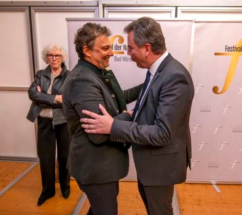 30.09.2025, Internationales Klassikfestival: Festival der Nationen 2025, im Kurhaus Bad Wörishofen (Unterallgäu), Sonderkonzert mit Startenor Jonas Kaufmann. Nach dem Konzert Meet and Greet im VIP-Zelt. li: Jonas Kaufmann begrüßt Bürgermeister Stefan Welzel (re, Bad Wörishofen). 30.09.2025, Klassikfestival Bad Wörishofen 30.09.2025, Klassikfestival Bad Wörishofen