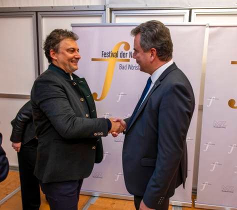 30.09.2025, Internationales Klassikfestival: Festival der Nationen 2025, im Kurhaus Bad Wörishofen (Unterallgäu), Sonderkonzert mit Startenor Jonas Kaufmann. Nach dem Konzert Meet and Greet im VIP-Zelt. li: Jonas Kaufmann begrüßt Bürgermeister Stefan Welzel (re, Bad Wörishofen). 30.09.2025, Klassikfestival Bad Wörishofen 30.09.2025, Klassikfestival Bad Wörishofen