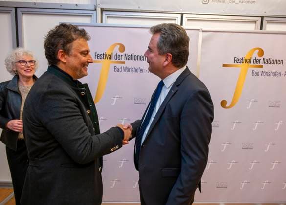 30.09.2025, Internationales Klassikfestival: Festival der Nationen 2025, im Kurhaus Bad Wörishofen (Unterallgäu), Sonderkonzert mit Startenor Jonas Kaufmann. Nach dem Konzert Meet and Greet im VIP-Zelt. li: Jonas Kaufmann begrüßt Bürgermeister Stefan Welzel (re, Bad Wörishofen). 30.09.2025, Klassikfestival Bad Wörishofen 30.09.2025, Klassikfestival Bad Wörishofen