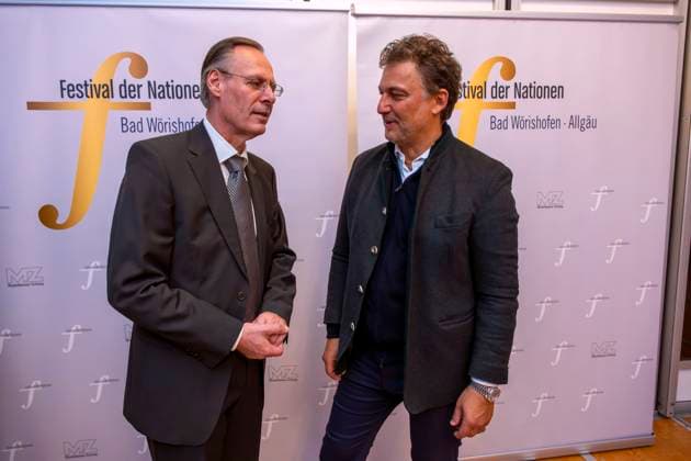 30.09.2025, Internationales Klassikfestival: Festival der Nationen 2025, im Kurhaus Bad Wörishofen (Unterallgäu), Sonderkonzert mit Startenor Jonas Kaufmann. Liederabend mit seinem Klavierpartner Helmut Deutsch. Jonas Kaufmann (re) beim anschliessenden Meet and Greet im VIP-Zelt mit dem Intendanten Werner Roch. 30.09.2025, Klassikfestival Bad Wörishofen 30.09.2025, Klassikfestival Bad Wörishofen