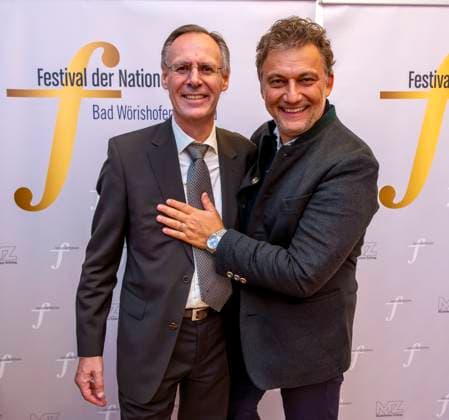 30.09.2025, Internationales Klassikfestival: Festival der Nationen 2025, im Kurhaus Bad Wörishofen (Unterallgäu), Sonderkonzert mit Startenor Jonas Kaufmann. Liederabend mit seinem Klavierpartner Helmut Deutsch. Jonas Kaufmann (re) beim anschliessenden Meet and Greet im VIP-Zelt mit dem Intendanten Werner Roch. 30.09.2025, Klassikfestival Bad Wörishofen 30.09.2025, Klassikfestival Bad Wörishofen