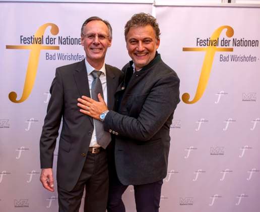 30.09.2025, Internationales Klassikfestival: Festival der Nationen 2025, im Kurhaus Bad Wörishofen (Unterallgäu), Sonderkonzert mit Startenor Jonas Kaufmann. Liederabend mit seinem Klavierpartner Helmut Deutsch. Jonas Kaufmann (re) beim anschliessenden Meet and Greet im VIP-Zelt mit dem Intendanten Werner Roch. 30.09.2025, Klassikfestival Bad Wörishofen 30.09.2025, Klassikfestival Bad Wörishofen