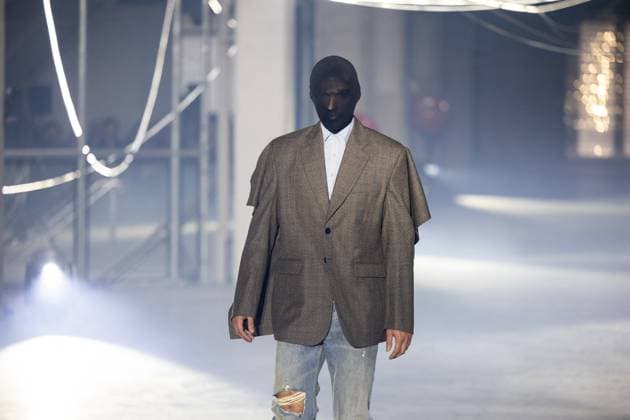 Vetements Womenswear Runway - PFW A mannequin model walks during the Vetements Womenswear Spring Summer 2026 show as part of Paris Fashion Week (PFW) on October 3, 2025 in Paris, France. Photo by Alexis Jumeau ABACAPRESS.COM Paris France  Copyright: xJumeauxAlexis ABACAx