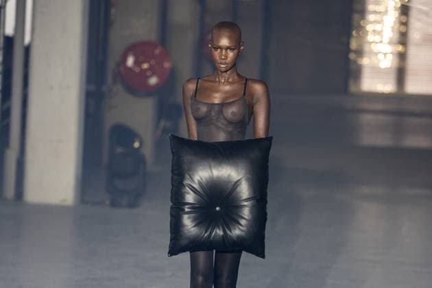 Vetements Womenswear Runway - PFW A mannequin model walks during the Vetements Womenswear Spring Summer 2026 show as part of Paris Fashion Week (PFW) on October 3, 2025 in Paris, France. Photo by Alexis Jumeau ABACAPRESS.COM Paris France  Copyright: xJumeauxAlexis ABACAx