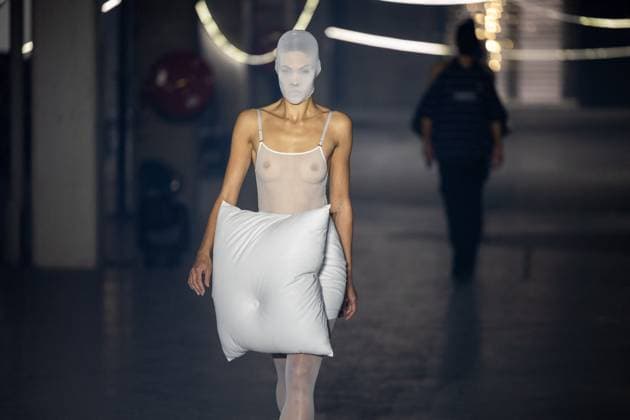 Vetements Womenswear Runway - PFW A mannequin model walks during the Vetements Womenswear Spring Summer 2026 show as part of Paris Fashion Week (PFW) on October 3, 2025 in Paris, France. Photo by Alexis Jumeau ABACAPRESS.COM Paris France  Copyright: xJumeauxAlexis ABACAx