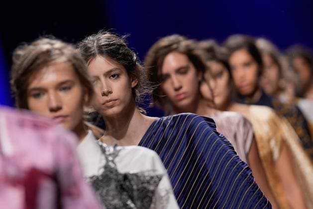October 3, 2025, Lisbon, Portugal: A model walks the runway during Alves Goncalves fashion show at ModaLisboa Base, Lisbon Fashion Week in Lisboa. Lisbon Portugal - ZUMAs197 20251003_aaa_s197_320 Copyright: xBrunoxdexCarvalhox