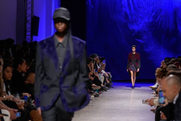 Lisbon Fashion Week in Lisboa, Portugal - 03 Oct 2025 A model walks the runway during Alves Goncalves fashion show at ModaLisboa Base, Lisbon Fashion Week in Lisboa. Lisbon Portugal Copyright: xBrunoxdexCarvalhox xSOPAxImagesx brunodecarvalho_modalisboabase-555